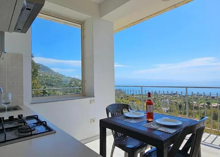 Le Con Piscina Idromassaggio, Capo Vaticano