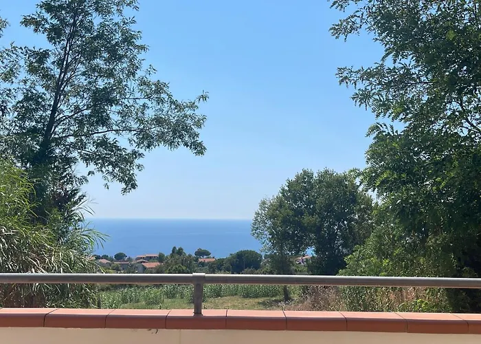 Le Con Piscina Idromassaggio, Capo Vaticano