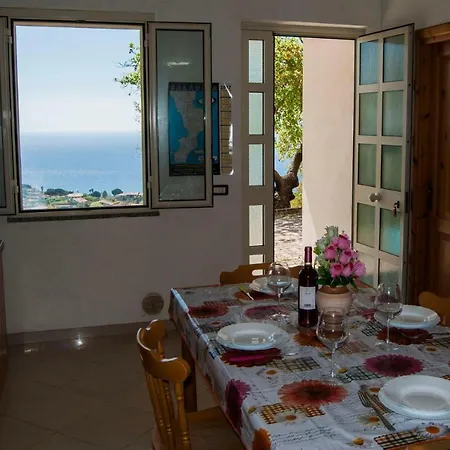 Le Con Piscina Idromassaggio, Capo Vaticano