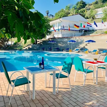 Le Con Piscina Idromassaggio, Capo Vaticano Ricadi