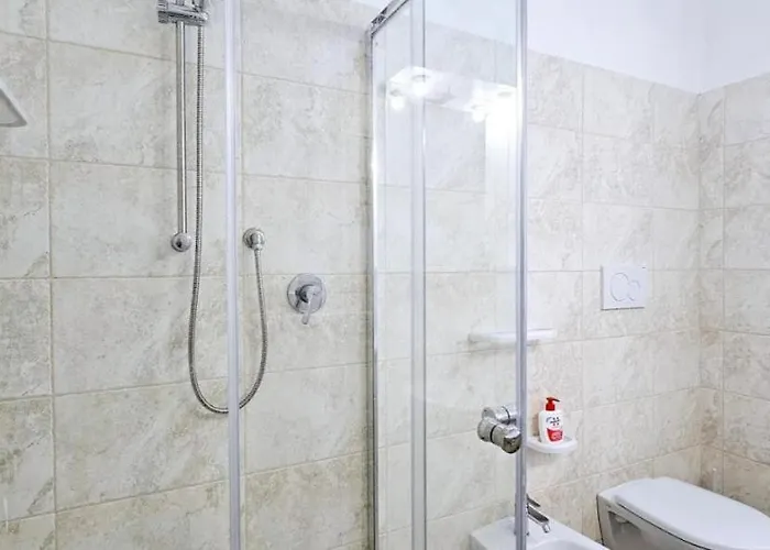 Le Con Piscina Idromassaggio, Capo Vaticano